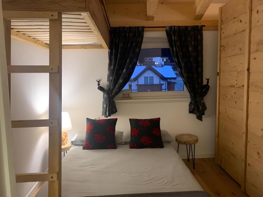una camera con letto a castello e finestra di Chez nous ad Aprica