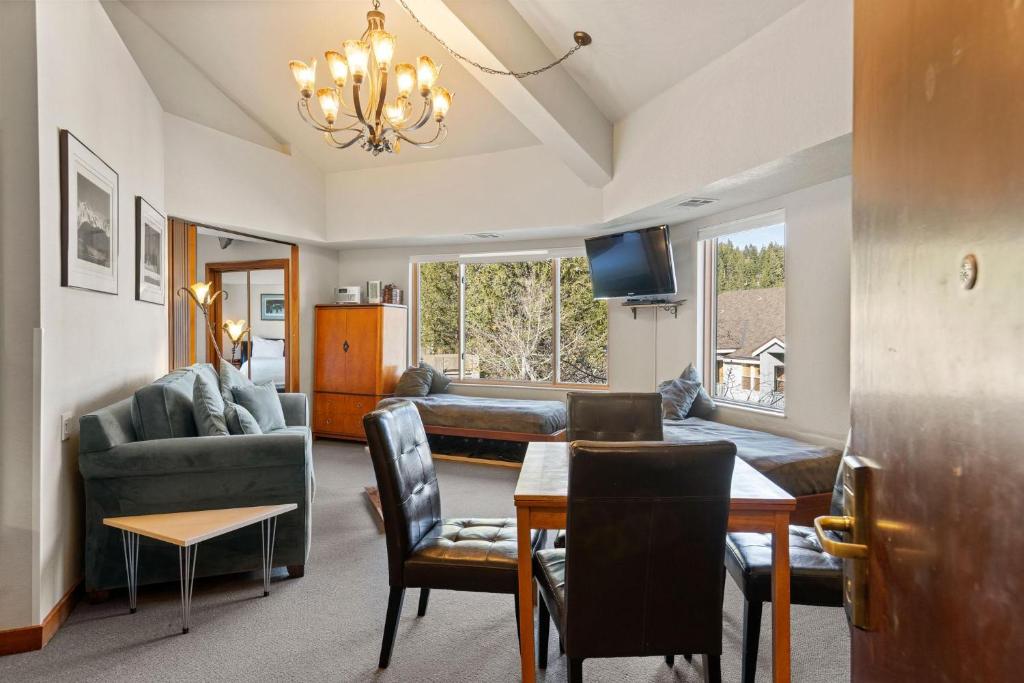 TV a/nebo společenská místnost v ubytování Palisades Tahoe Lodge Rentals Premium One Bedroom #321