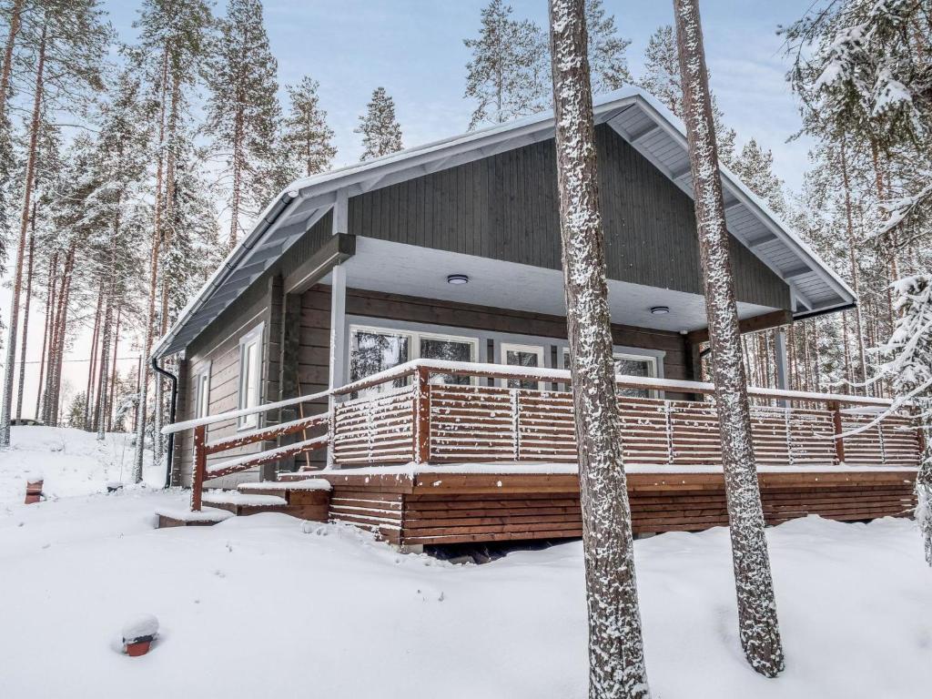 eine Blockhütte im Wald im Schnee in der Unterkunft Holiday Home Kianta by Interhome in Sotkamo