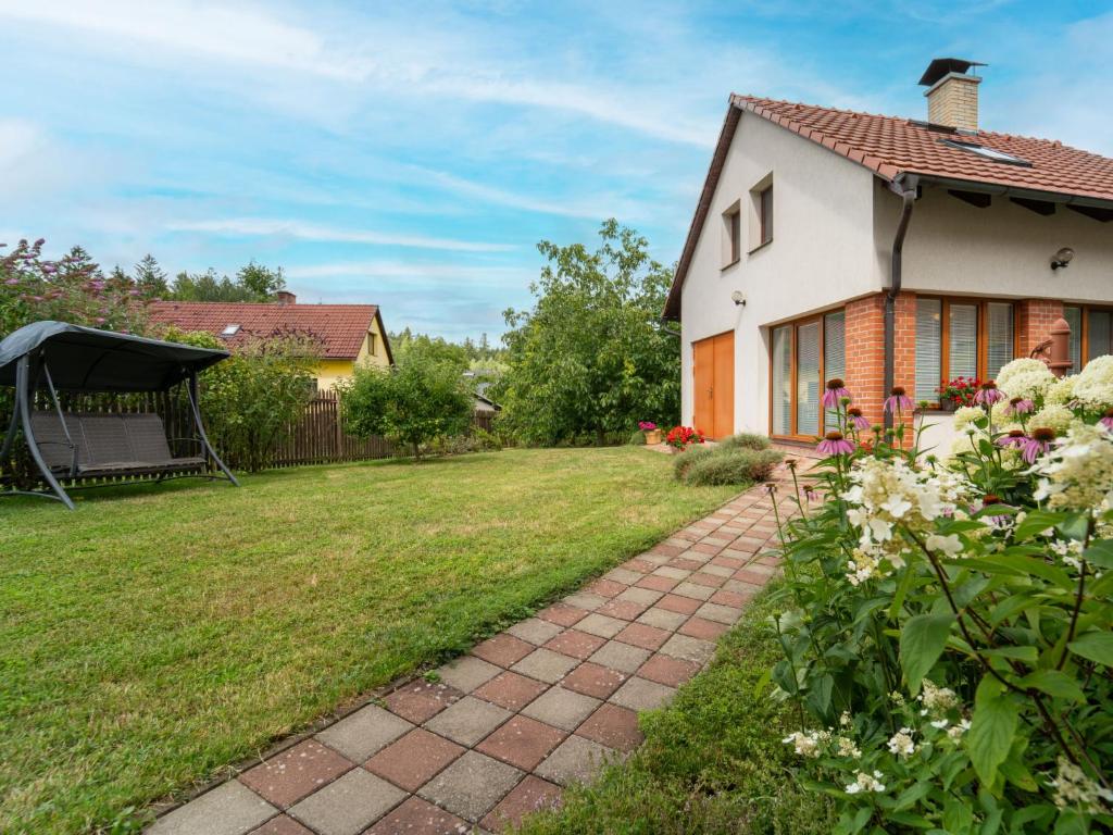 un jardín con una casa y un camino en Holiday Home Hetlín by Interhome en Černíny