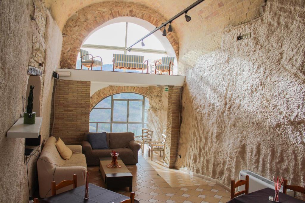 Il Castello di Atessa في Atessa: غرفة معيشة مع أريكة وشرفة