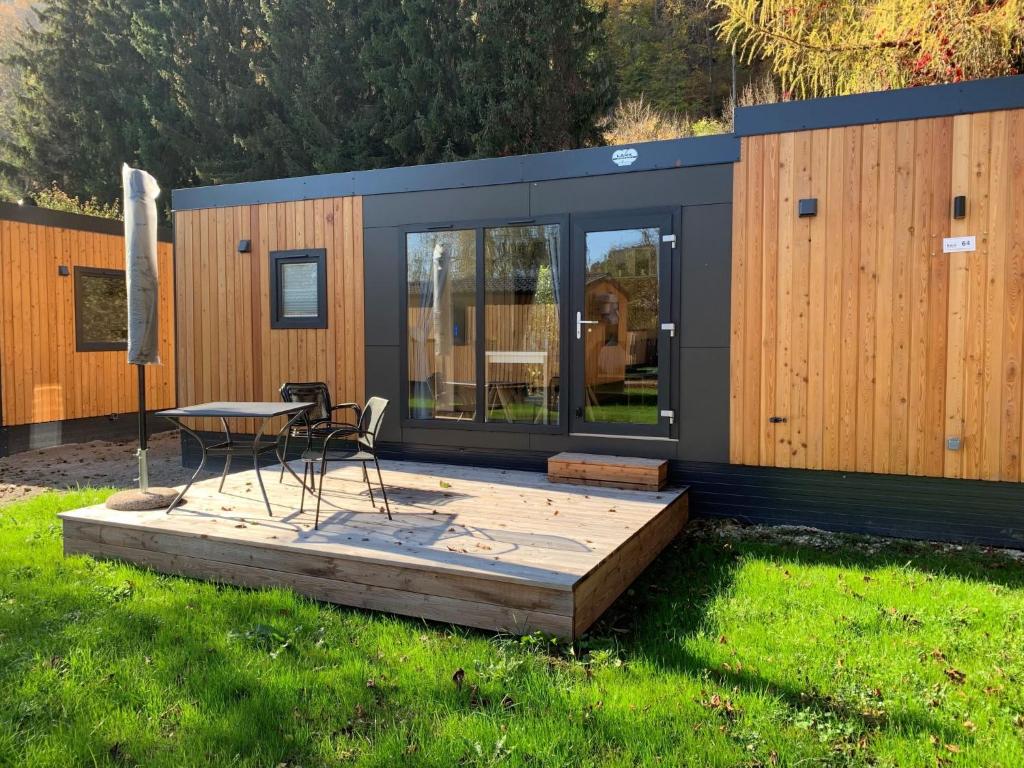 a tiny house with a table and chairs in a yard at Holiday Home Tiny Haus Rotkehlchen by Interhome in Riedenburg