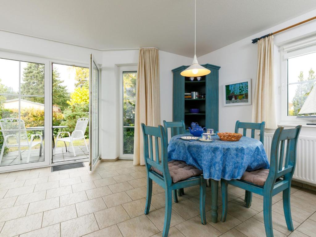 une salle à manger avec une table bleue et des chaises dans l'établissement Apartment Eickhus Blaue Wohnung by Interhome, à Zinnowitz