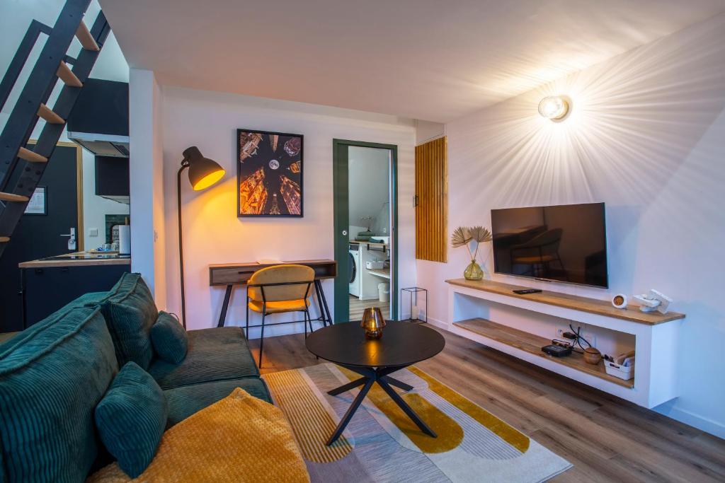 een woonkamer met een bank en een tafel bij GreenStation-Gare-Centre Ville-Hortillonnages-WIFI in Amiens