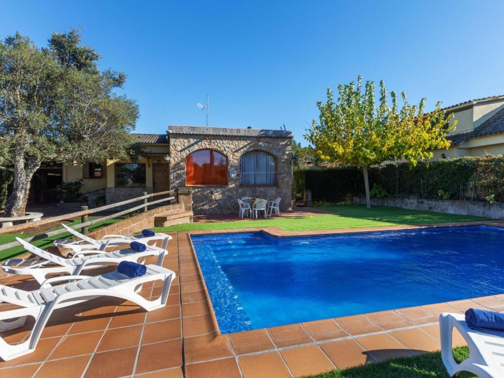 Piscina a Holiday Home La font dels tres pins by Interhome o a prop