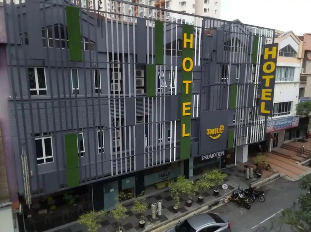 una imagen de un edificio con la palabra hotel en Smile Hotel Wangsa Maju, en Kuala Lumpur