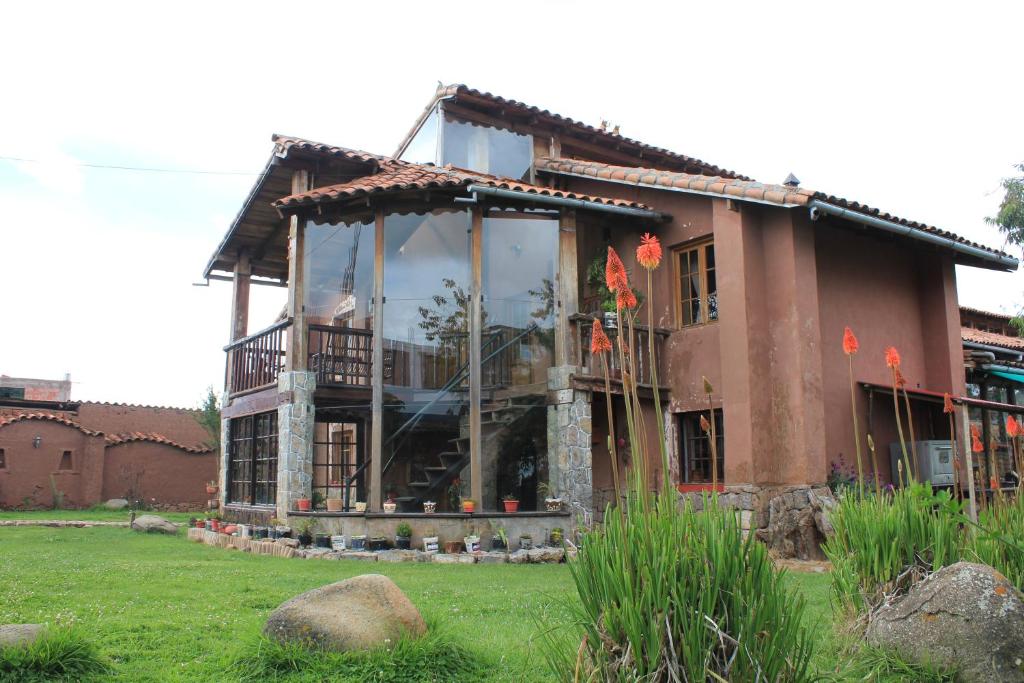 ein Haus im Bau mit der Vorderseite in der Unterkunft El Palacio de Barro in Chincheros