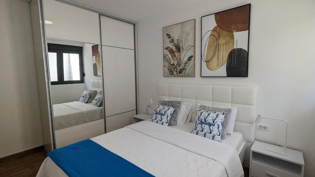 Adria By The Sea - AB في إيغالو: غرفة نوم بسرير ومرآة كبيرة