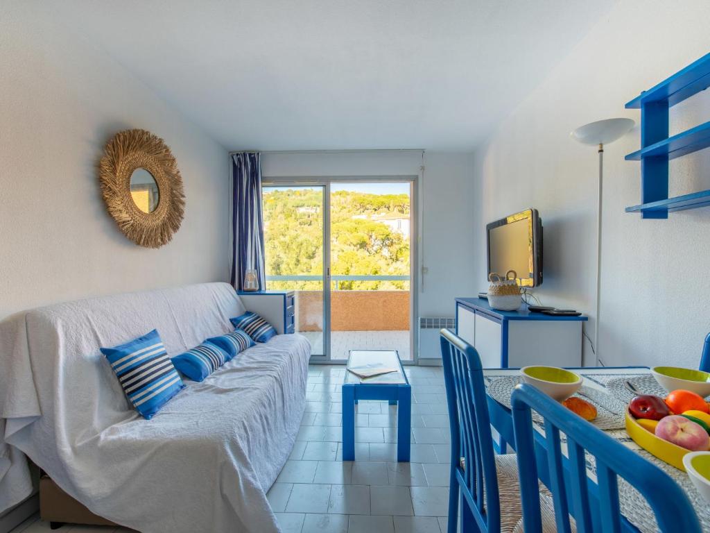 un salon avec un canapé et une table dans l'établissement Apartment Santa Barbara by Interhome, à Cavalaire-sur-Mer