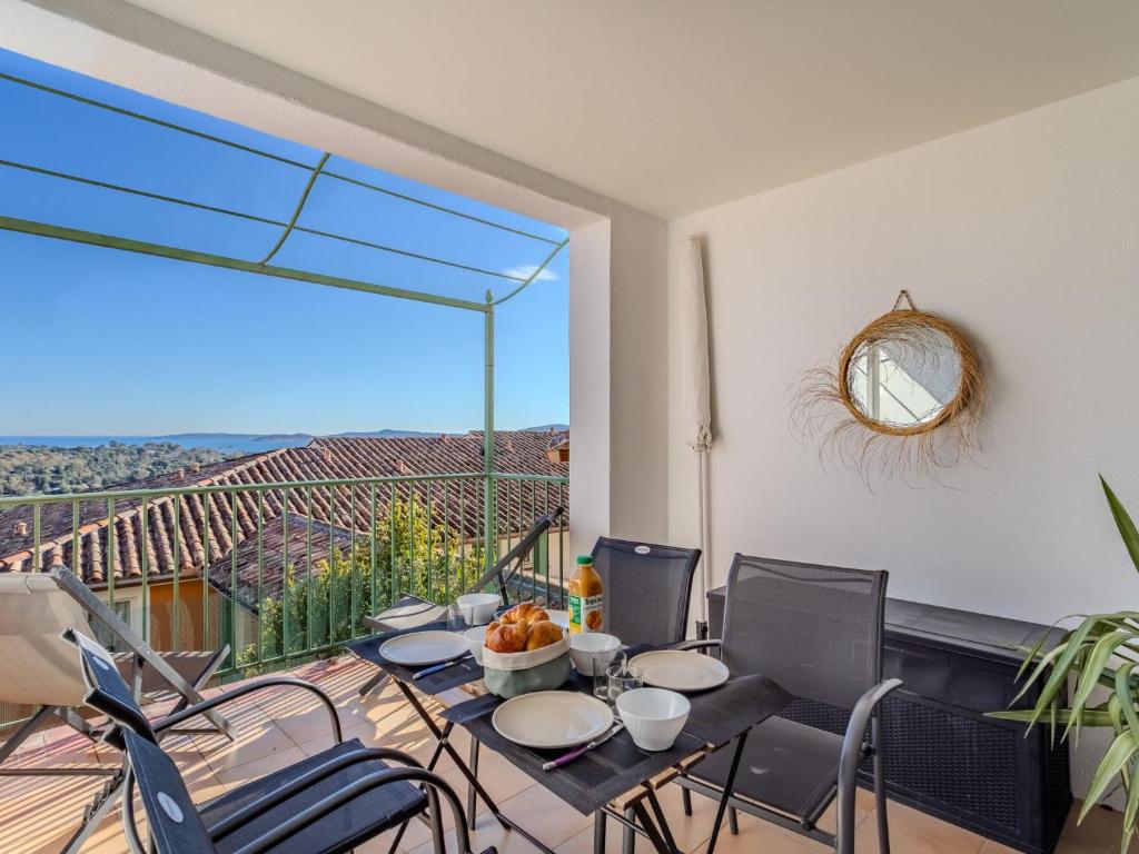 une salle à manger avec une table et des chaises sur un balcon dans l'établissement Apartment Les Restanques Golfe Saint Tropez-9 by Interhome, à Grimaud