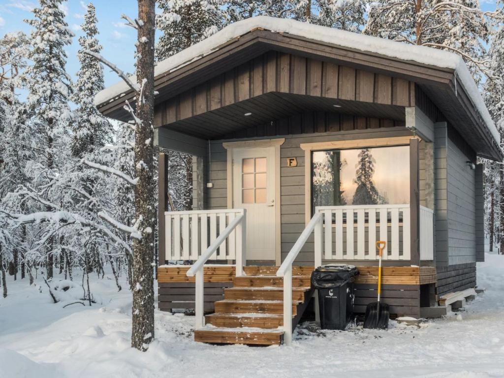 ein winziges Haus im Wald im Schnee in der Unterkunft Holiday Home Pikkuporo f by Interhome in Saariselkä