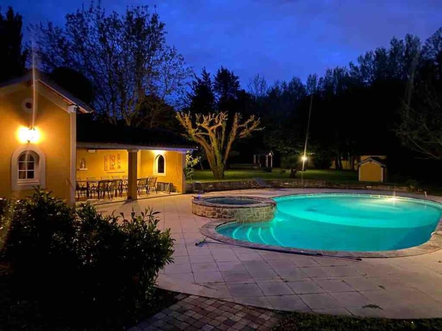 une piscine dans un jardin la nuit dans l'établissement Mas de vacances classé 4 étoiles avec piscine, à Entraigues-sur-la-Sorgue