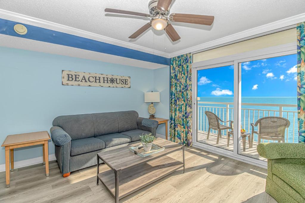 ein Wohnzimmer mit einem Sofa und Meerblick in der Unterkunft Paradise 1408 in Myrtle Beach