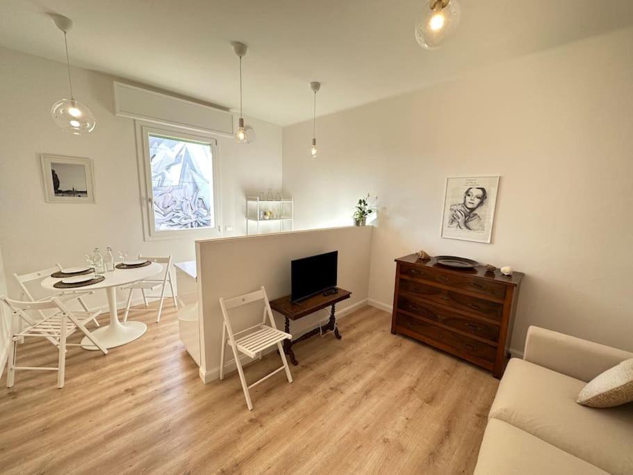 a living room with a couch and a table with a television at casa Fioravanti in Bologna