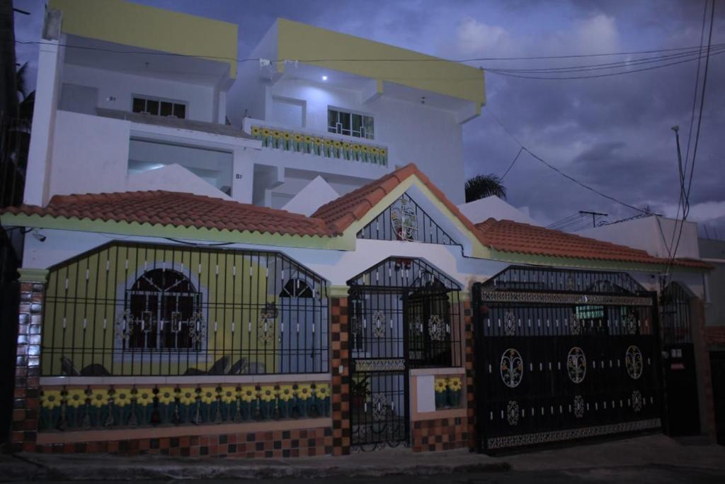 uma casa com um portão em frente em RG Sol 1 em Pantoja