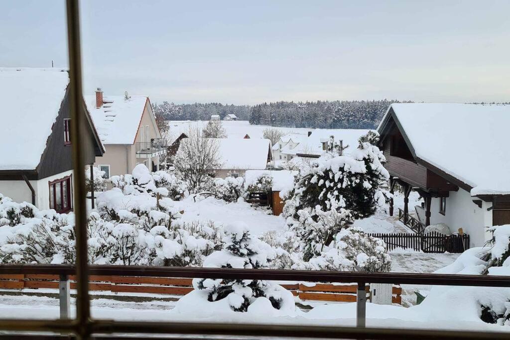een uitzicht vanuit een raam van een huis bedekt met sneeuw bij Balkon Wohnung mit Ausblick in Hemau