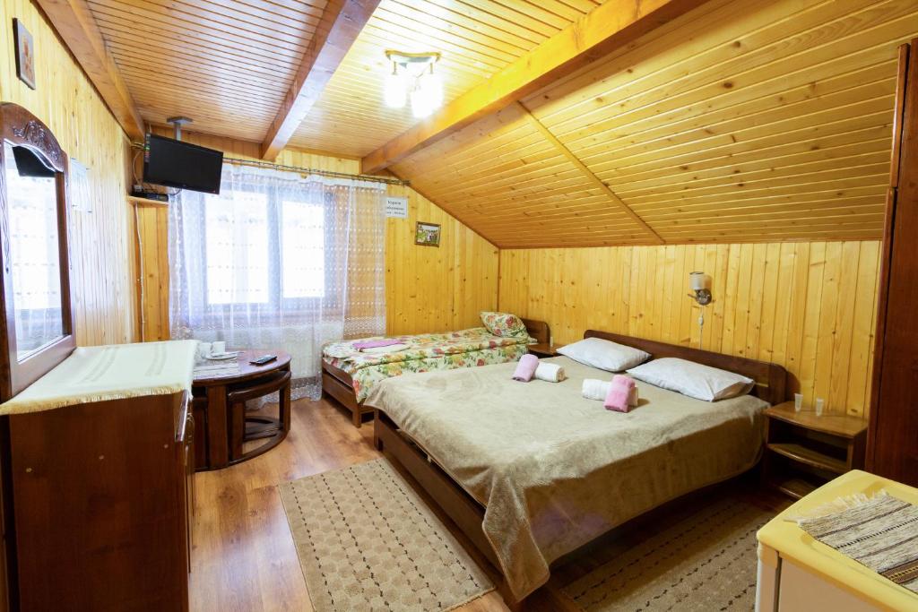 Postel nebo postele na pokoji v ubytování Садиба У Василини та Романа
