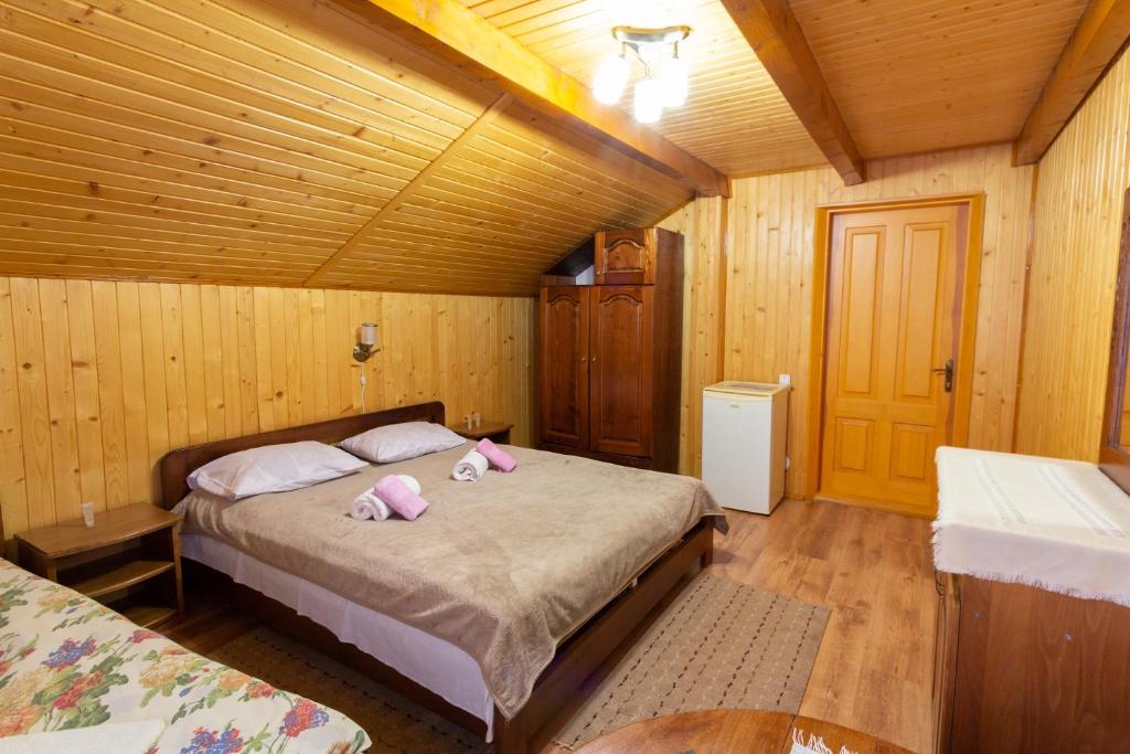 Postel nebo postele na pokoji v ubytování Садиба У Василини та Романа