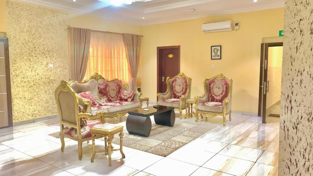 una sala de espera con sillas y una mesa en Royals 2 bedrooms Luxury en Accra
