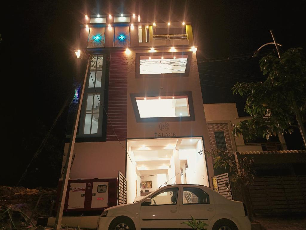 een auto die 's nachts voor een gebouw geparkeerd staat bij Skylight Residency Yercaud in Yercaud