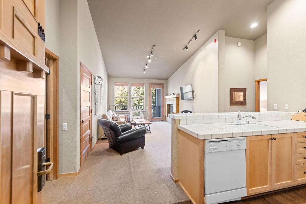 Φωτογραφία από το άλμπουμ του Palisades Tahoe Lodge Rentals Two Bedroom #809 σε Olympic Valley