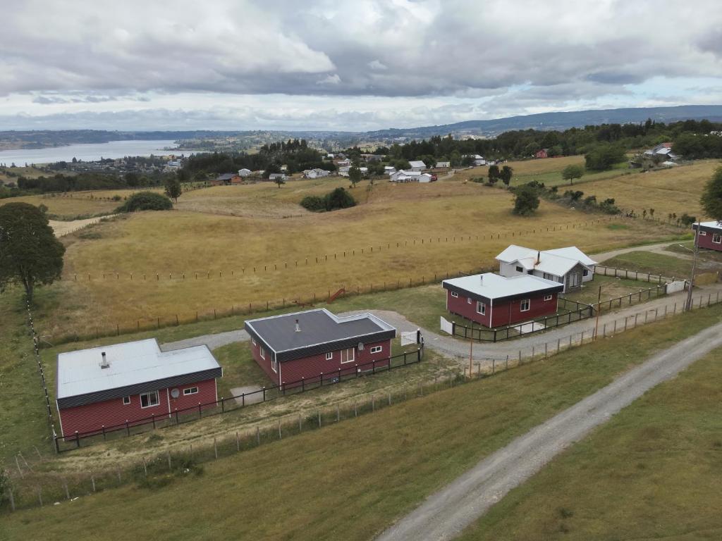 una vista aérea de una granja con edificios rojos en Cabañas El Viejo Roble, en Castro