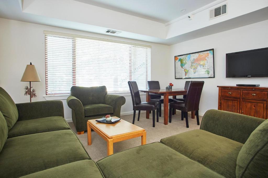 een woonkamer met een bank, stoelen en een tafel bij Premium Studio #105 in Olympic Valley