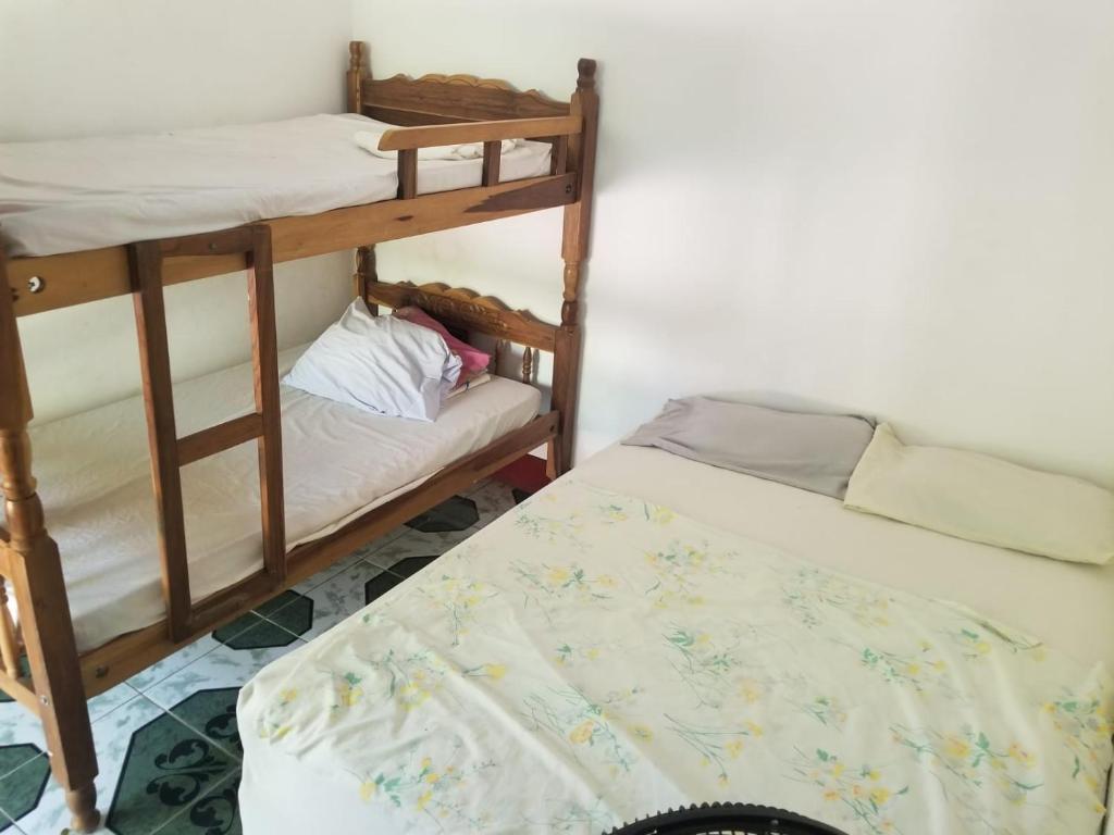 a room with two bunk beds and a bed at Hostel Caballo Blanco in Moyogalpa