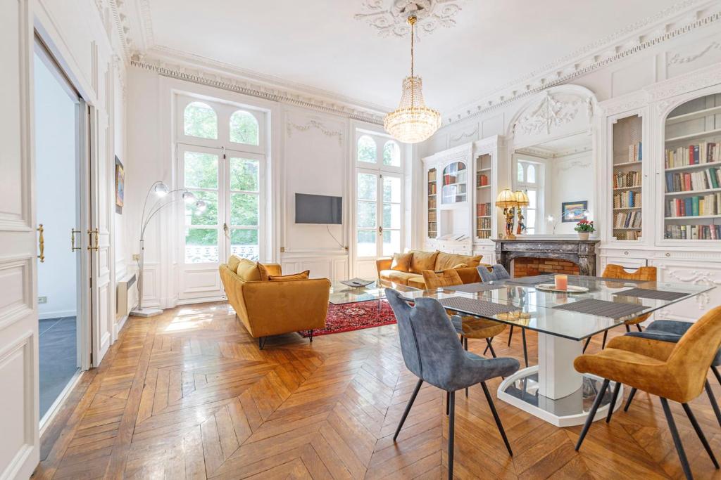 a living room with a table and chairs at Le Roi René appartement Haussmannien in Angers