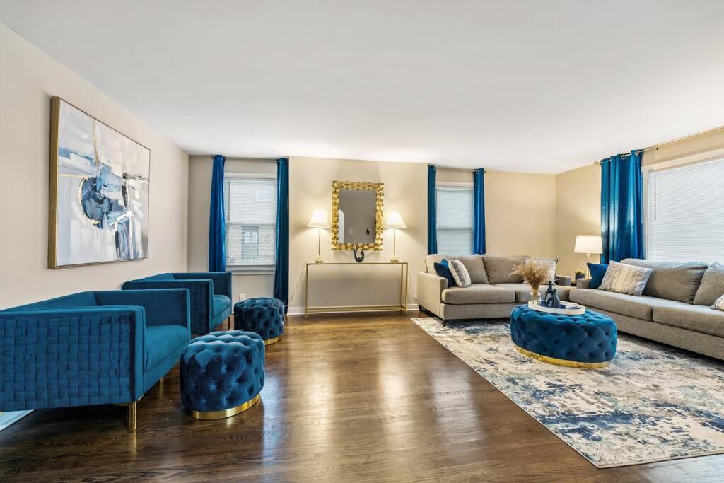 sala de estar con sillas azules y sofá en Classic Charm with Modern Flair, en Homewood