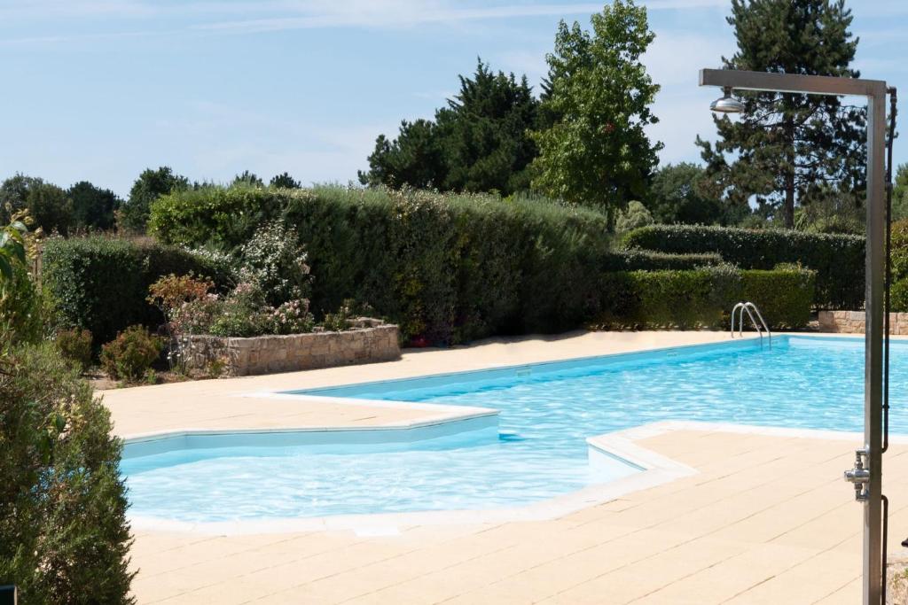 einen Pool in einem Garten mit einer Laterne in der Unterkunft Maison - Pornic centre avec piscine in Pornic