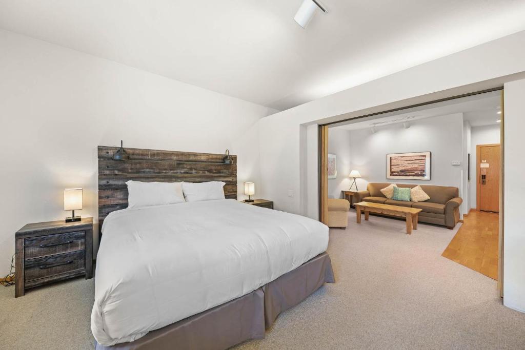een slaapkamer met een groot bed en een woonkamer bij Studio #249 in Olympic Valley