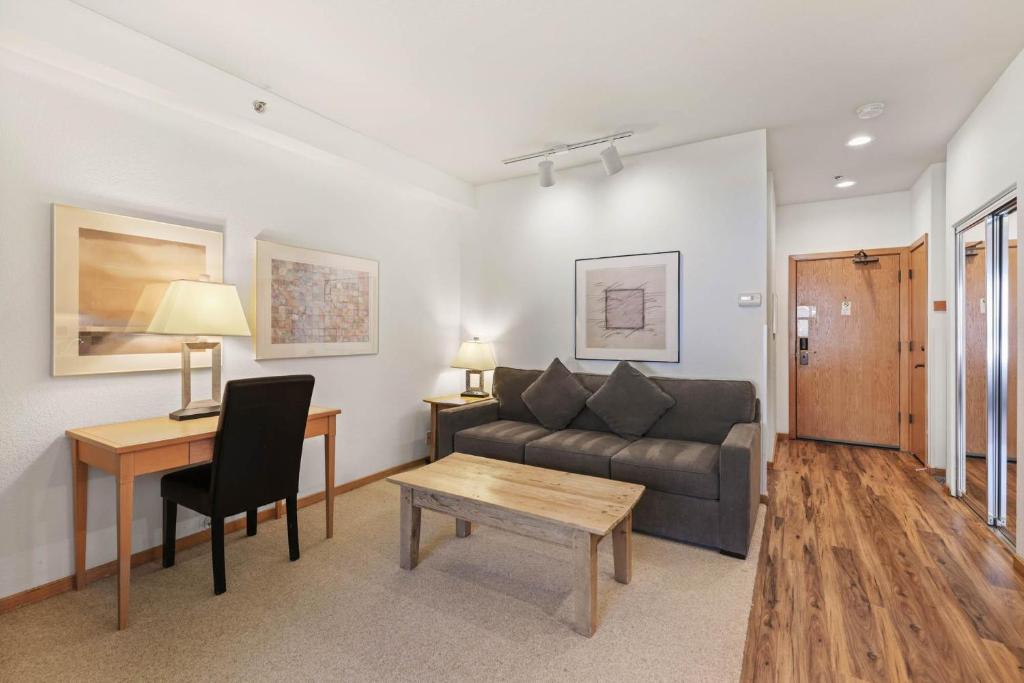 een woonkamer met een bank en een tafel bij Studio #254 in Olympic Valley