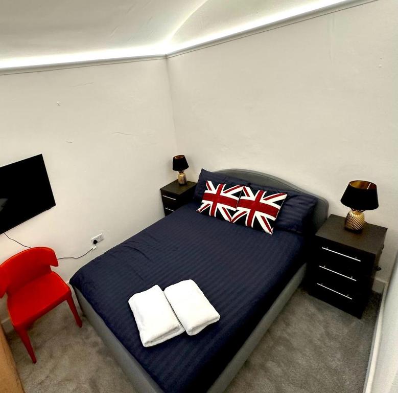 Un pat sau paturi într-o cameră la Ground floor flat