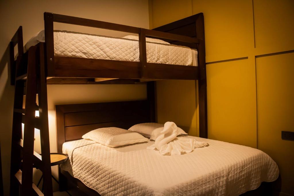sypialnia z 2 łóżkami piętrowymi i białą pościelą w obiekcie La Casona w mieście Santa Cruz de la Sierra