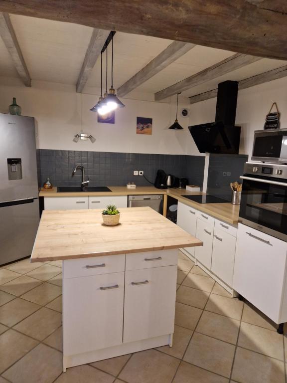 Köök või kööginurk majutusasutuses Maison charentaise