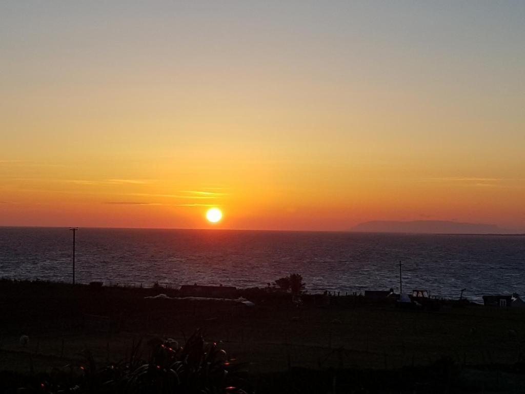 una puesta de sol sobre el océano con la puesta de sol en Sunrise view, en Ballina