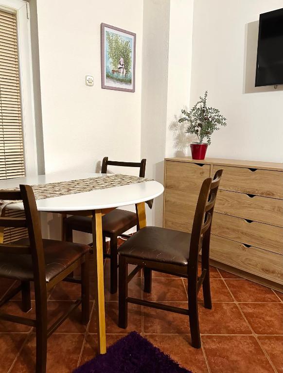 a dining room with a table and chairs at Apartmani Ivan in Kupres