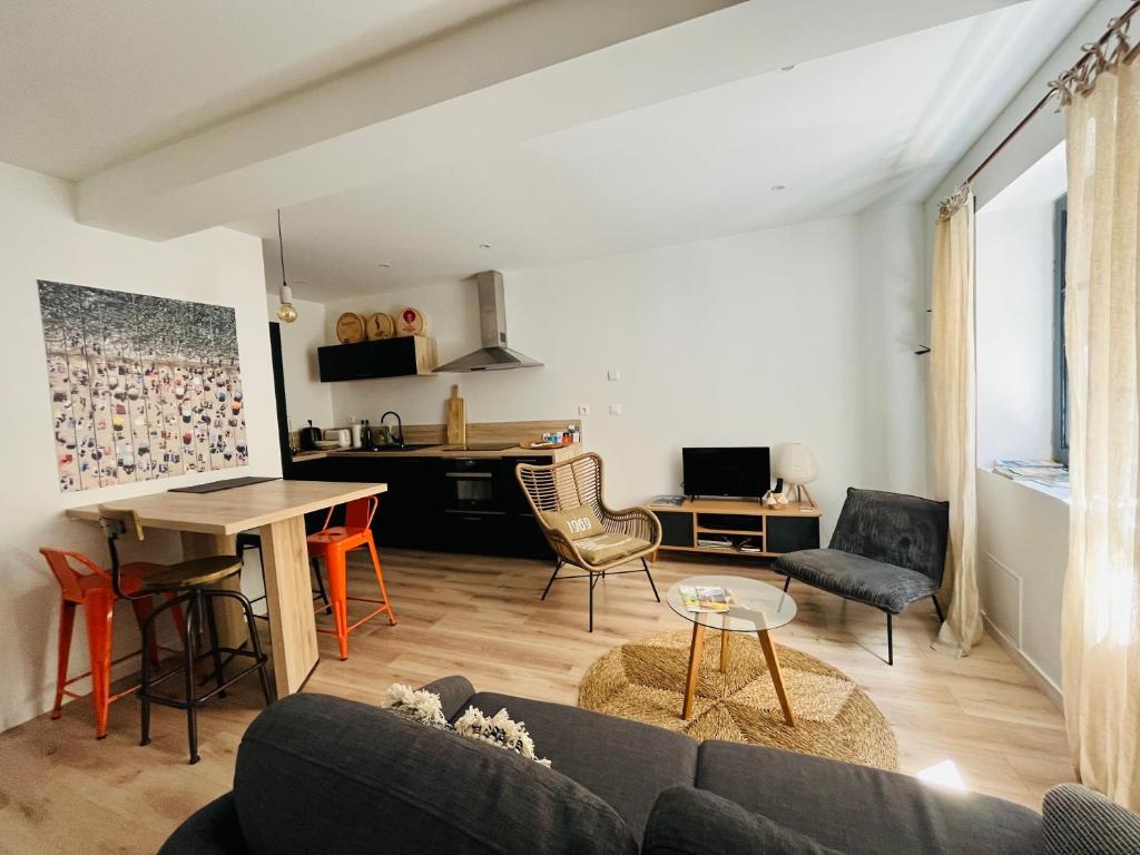 Maison petite côte في قرقشونة: غرفة معيشة مع أريكة وطاولة