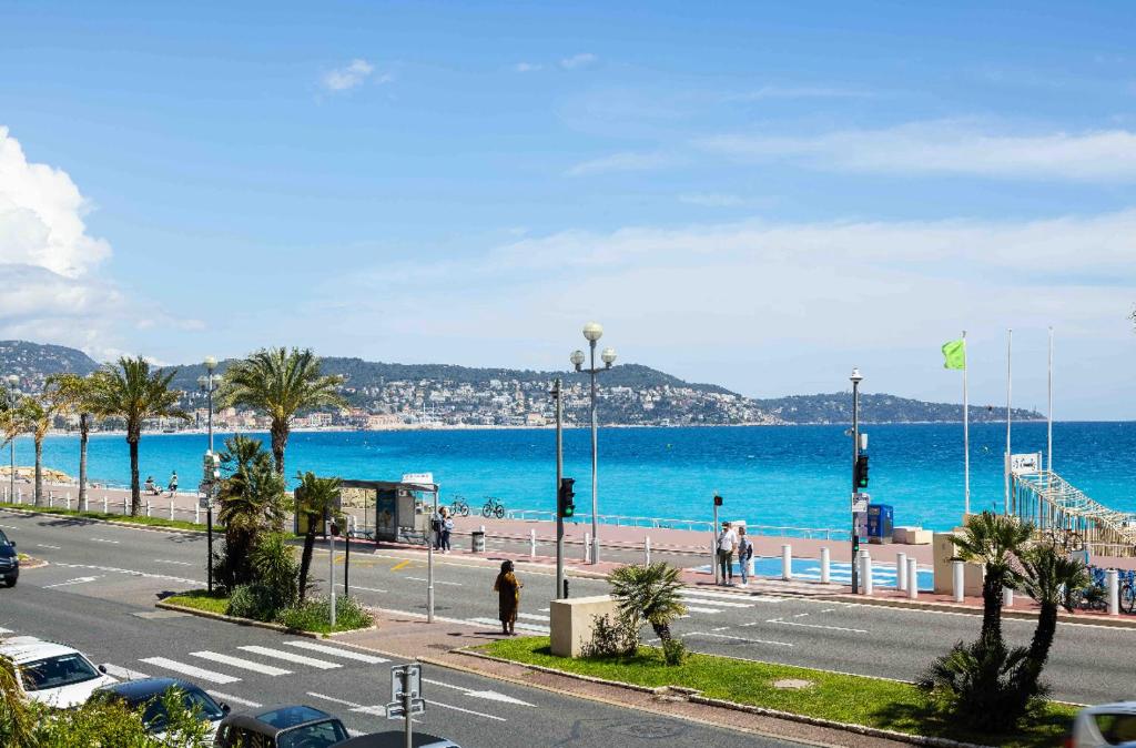 vista su una spiaggia con l'oceano e una strada di Flat design with SEA view promenade des anglais a Nizza