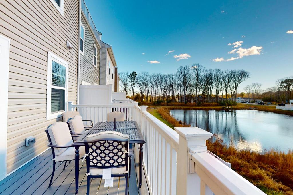 a balcony with two chairs and a table on a house at Sea Oaks Village 5 in Berlin