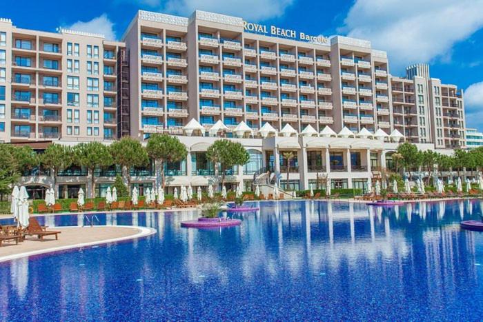 um grande hotel com uma grande piscina em frente em 2 Bed, Royal Beach Barcelo Hotel em Sunny Beach