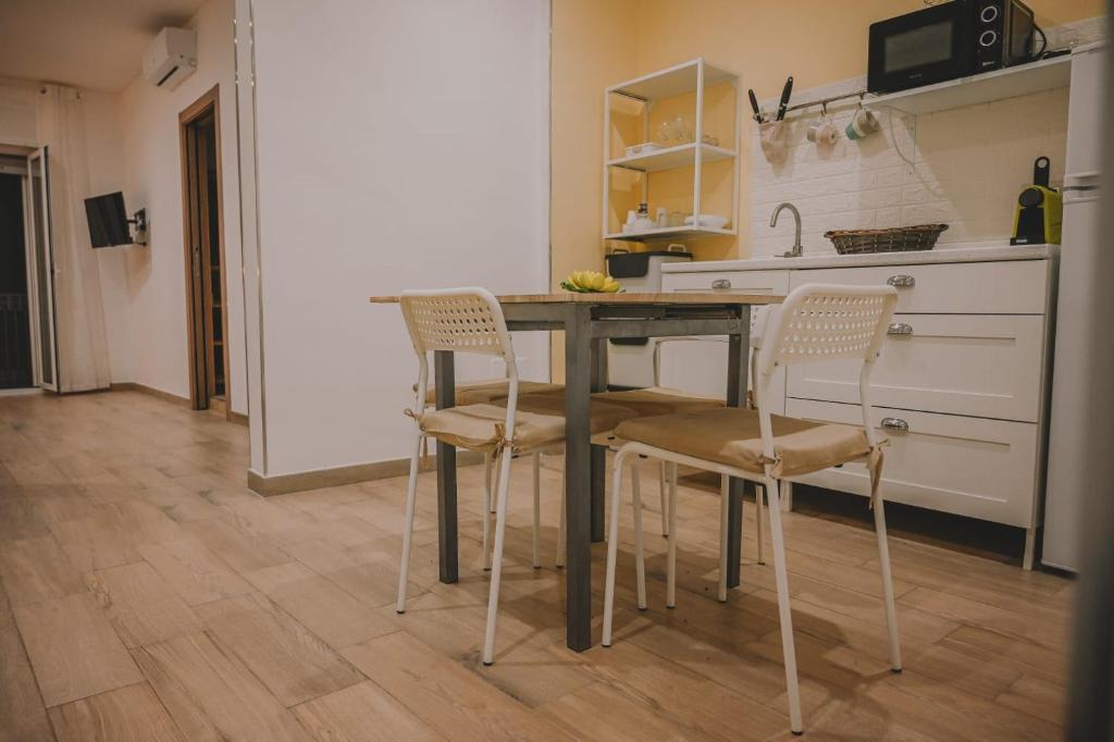 - une cuisine avec une table et des chaises dans la chambre dans l'établissement Dimora Giuditta, à Brindisi