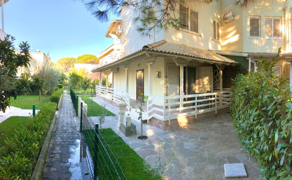 uma casa com uma cerca em frente em Family Villa at Gjiri Lalzit em Durrës