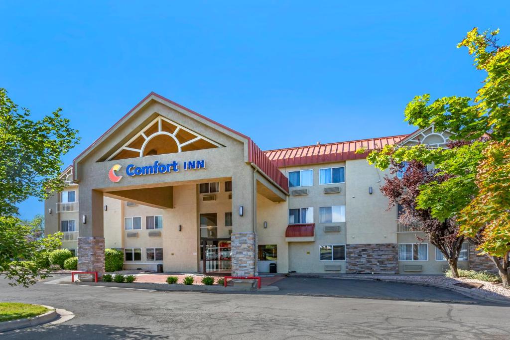 um edifício de hotel com uma placa que lê Comfort Inn em Comfort Inn Layton - Salt Lake City em Layton