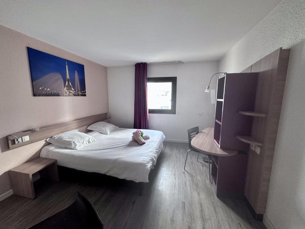 um quarto de hotel com uma cama e uma janela em 5 minutes de Paris - Studio Unique em Pantin