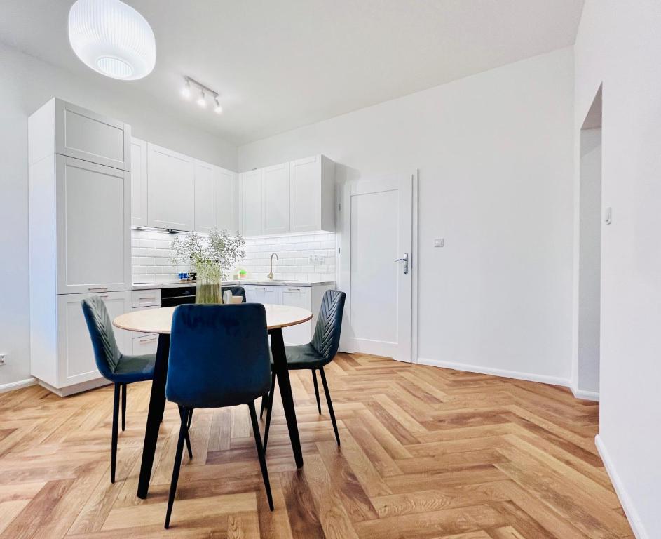- une cuisine et une salle à manger avec une table et des chaises dans l'établissement Apartamenty Kamienica Centrum, à Lubin