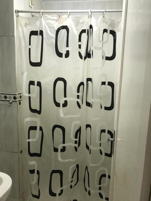 uma cortina de chuveiro na casa de banho com lavatório em Pousada Linhares em João Pessoa