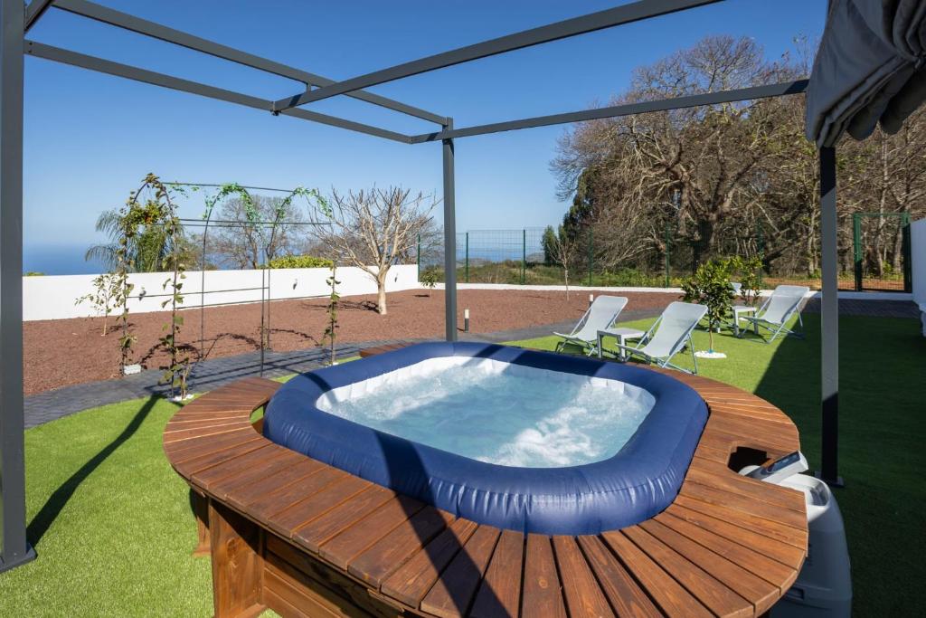 a hot tub sitting on top of a deck at Casa Senderos del Norte in Sauzal