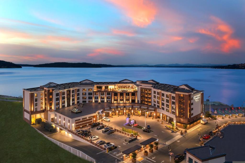 - une vue aérienne sur un hôtel avec un lac dans l'établissement Silver Cloud Hotel Tacoma at Point Ruston Waterfront, à Tacoma